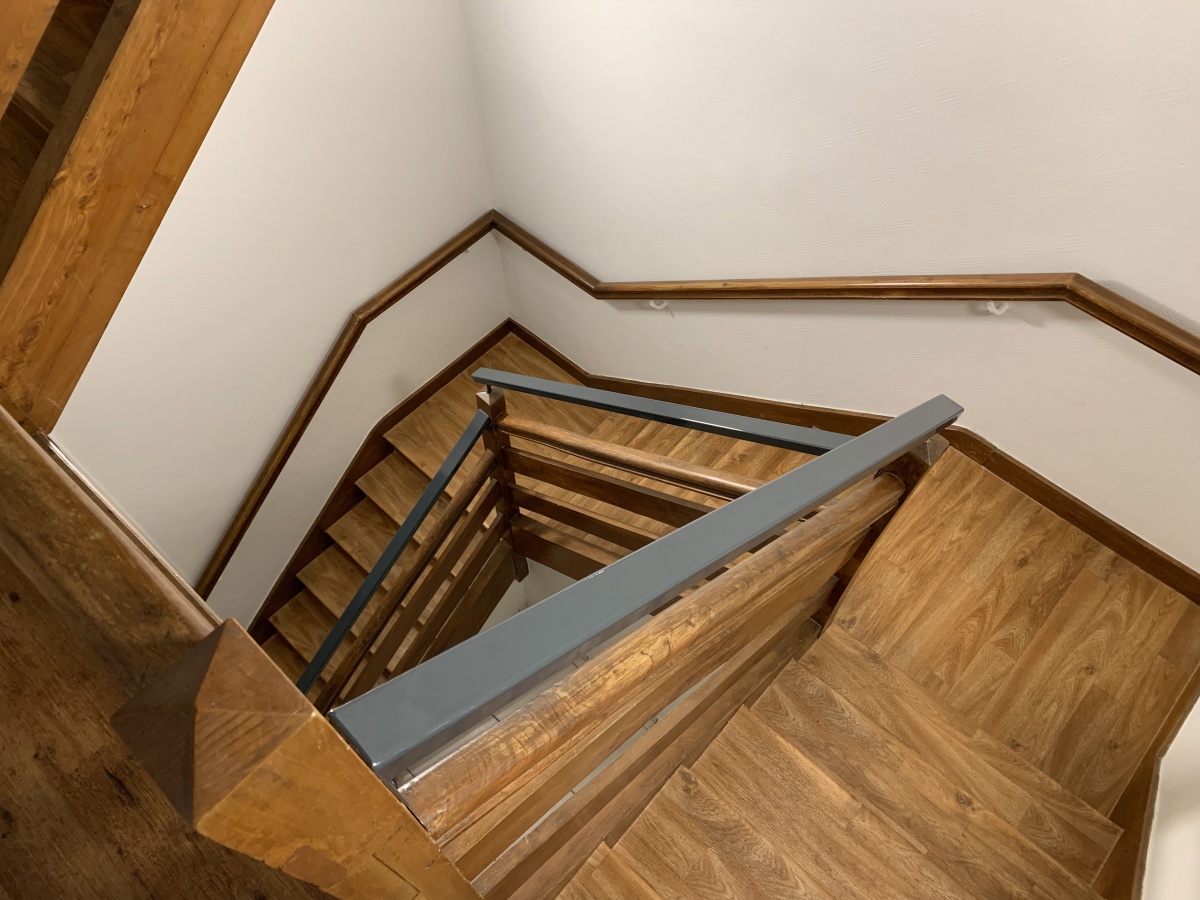 Rhabilitation d'une maison individuelle en cabinet dentaire : Escalier