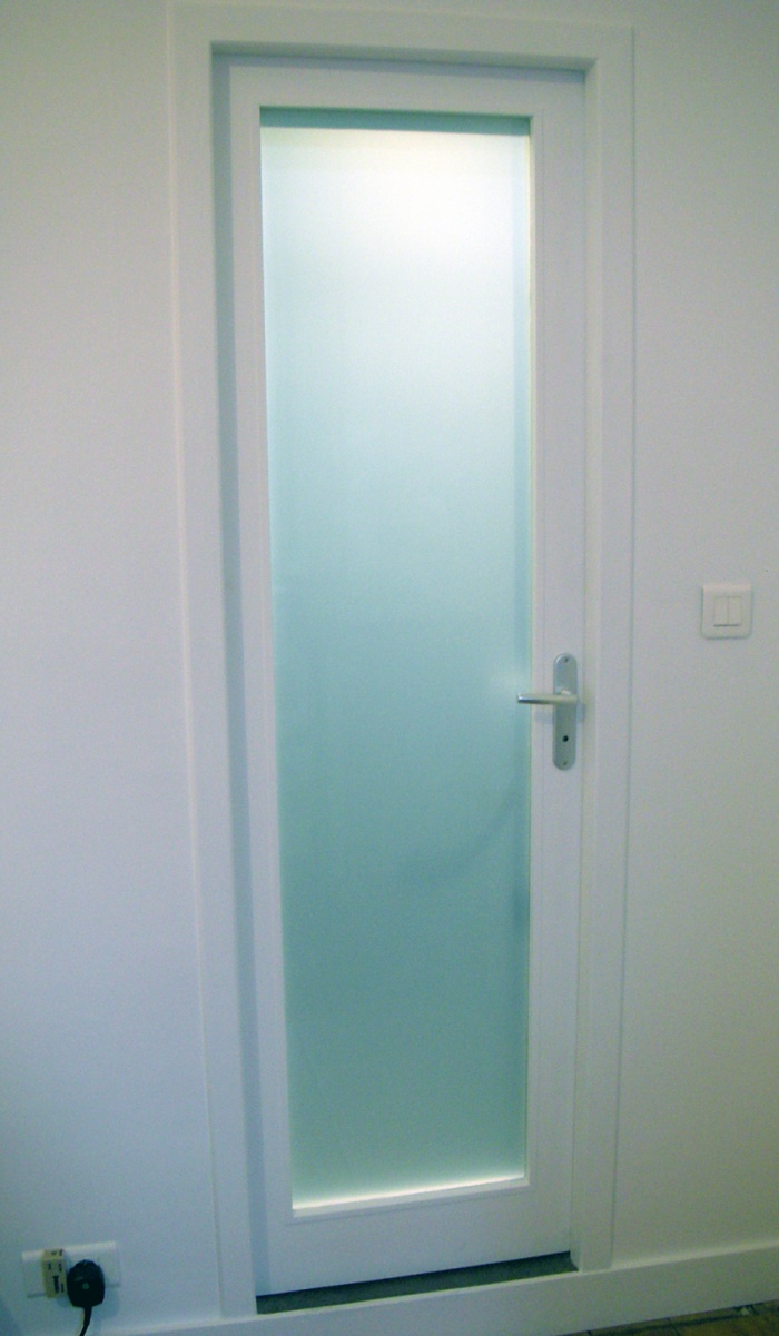 Réaménagement d'une chambre d'ami : porte en verre dépoli vers salle d'eau