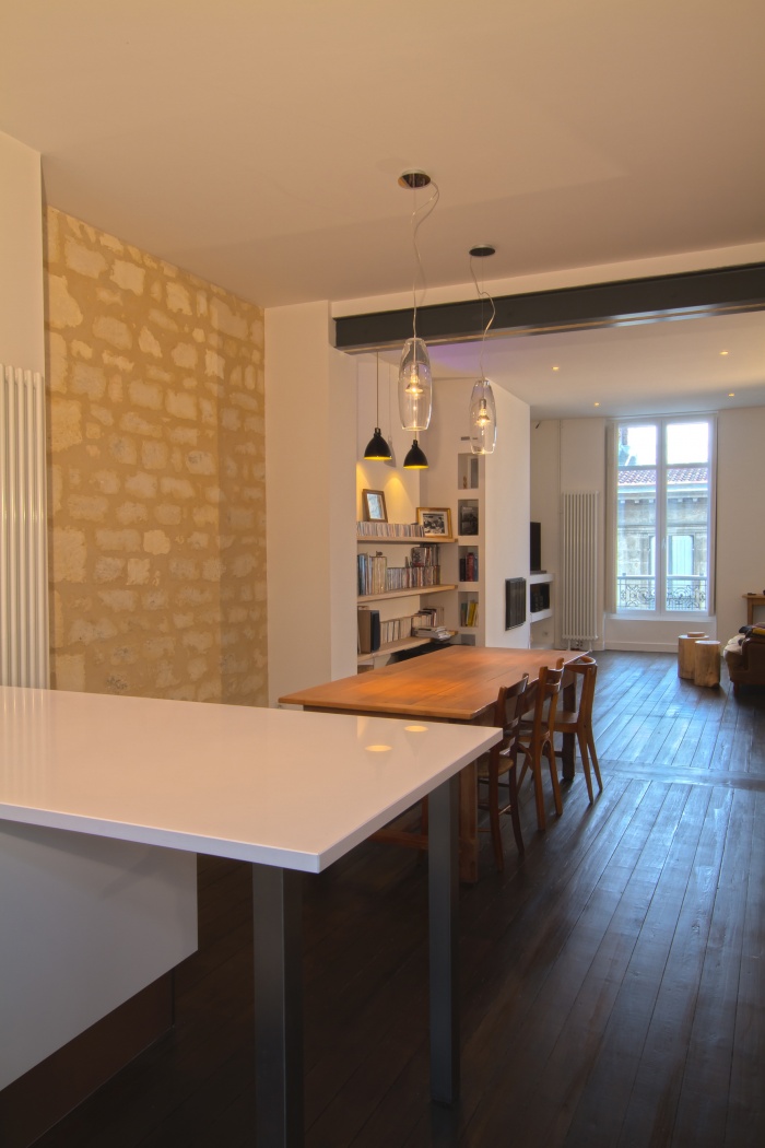 Réaménagement et rénovation d'un appartement : Vue du séjour depuis la cuisine