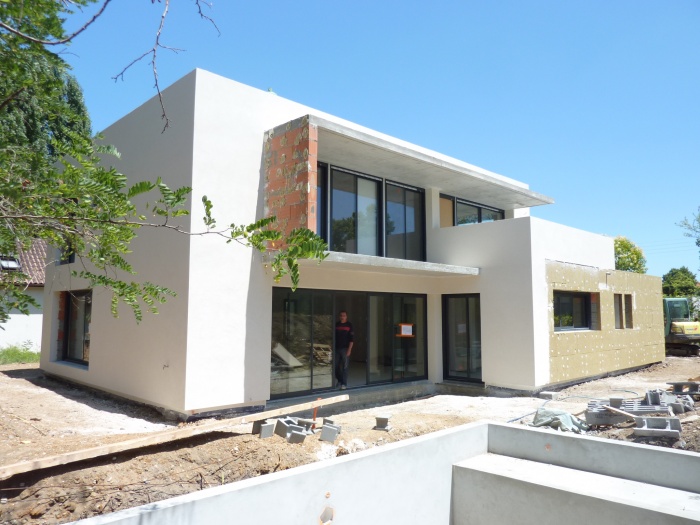 Maison contemporaine basse consommation : Vue de la faade Sud aprs isolation et l'enduit