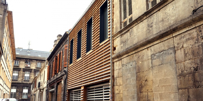Habitat partag  Bordeaux : Une faade en bois dans une rue en pierre