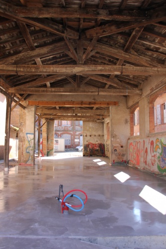 Reconversion de l'ancien préau scolaire en salle de réunion à Fronton (31) : Dallage 070314 (2).JPG