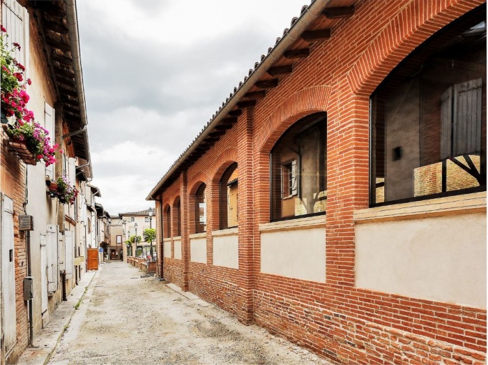 Reconversion de l'ancien préau scolaire en salle de réunion à Fronton (31) : rue des chevaliers de Malte