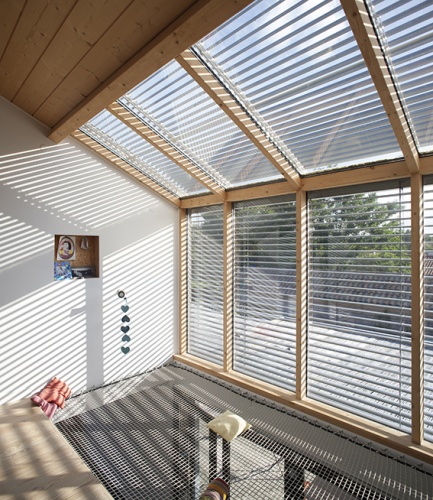 Maison passive / bois : espace sous verrière / vide sur séjour