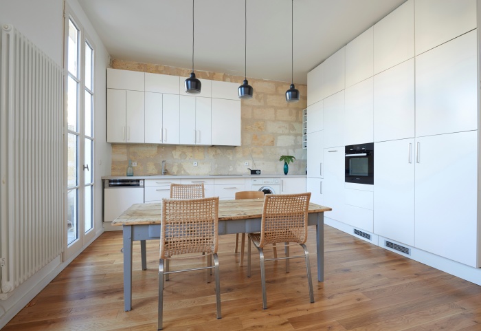 Rhabilitation complte appartement 3 pices, et cration d'une terrasse, quartier des Chartrons  Bordeaux. : cuisine contemporaine sur mur pierre