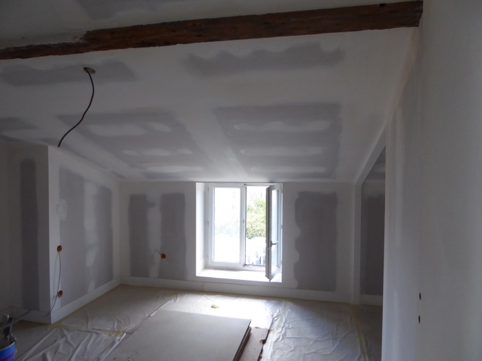 IMMEUBLE 8 LOGEMENTS : APPT 8 CHAMBRE EN COURS 